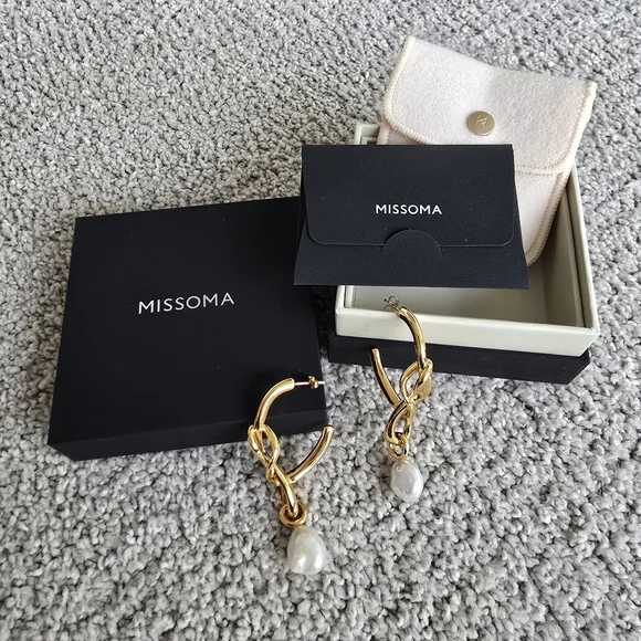 Missoma pearl earrings - Picture 6 of 8